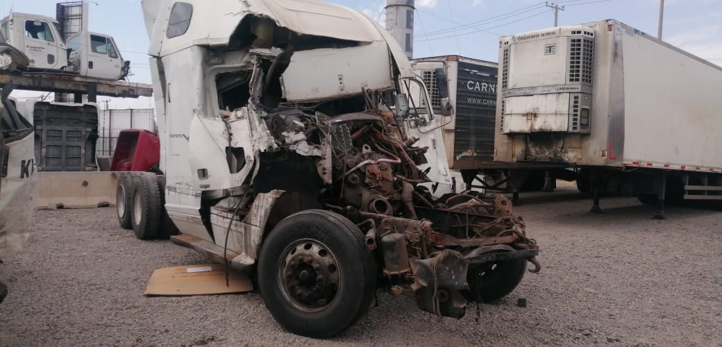  Freightliner COLUMBIA 2003    EN DESARME